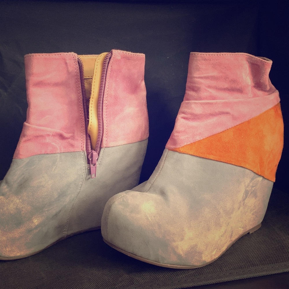 Make an entrance! Bandit suede pastel wedge bootie